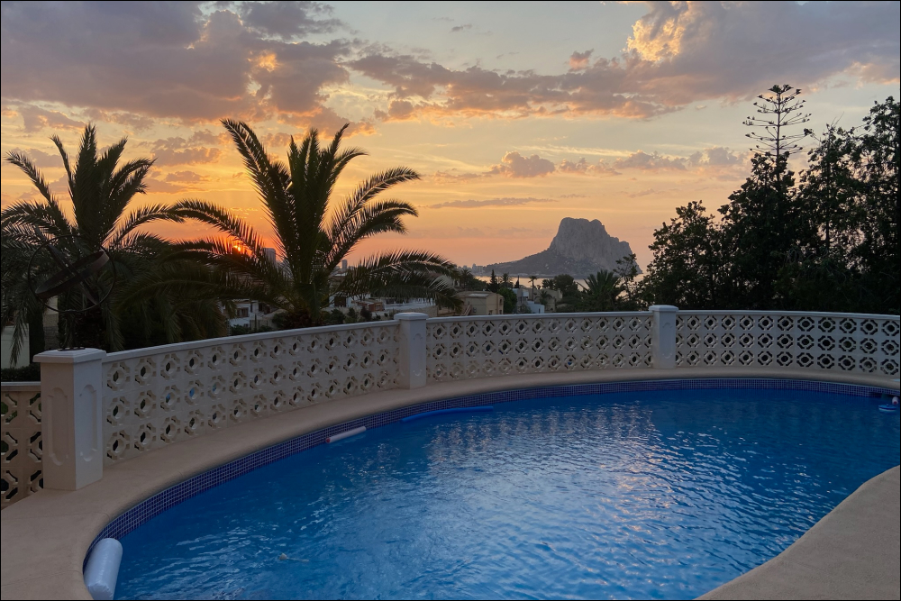 Sonnenuntergang am Pool