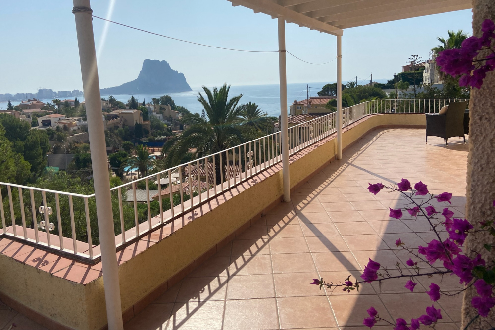Terrasse mit Bougainvillea