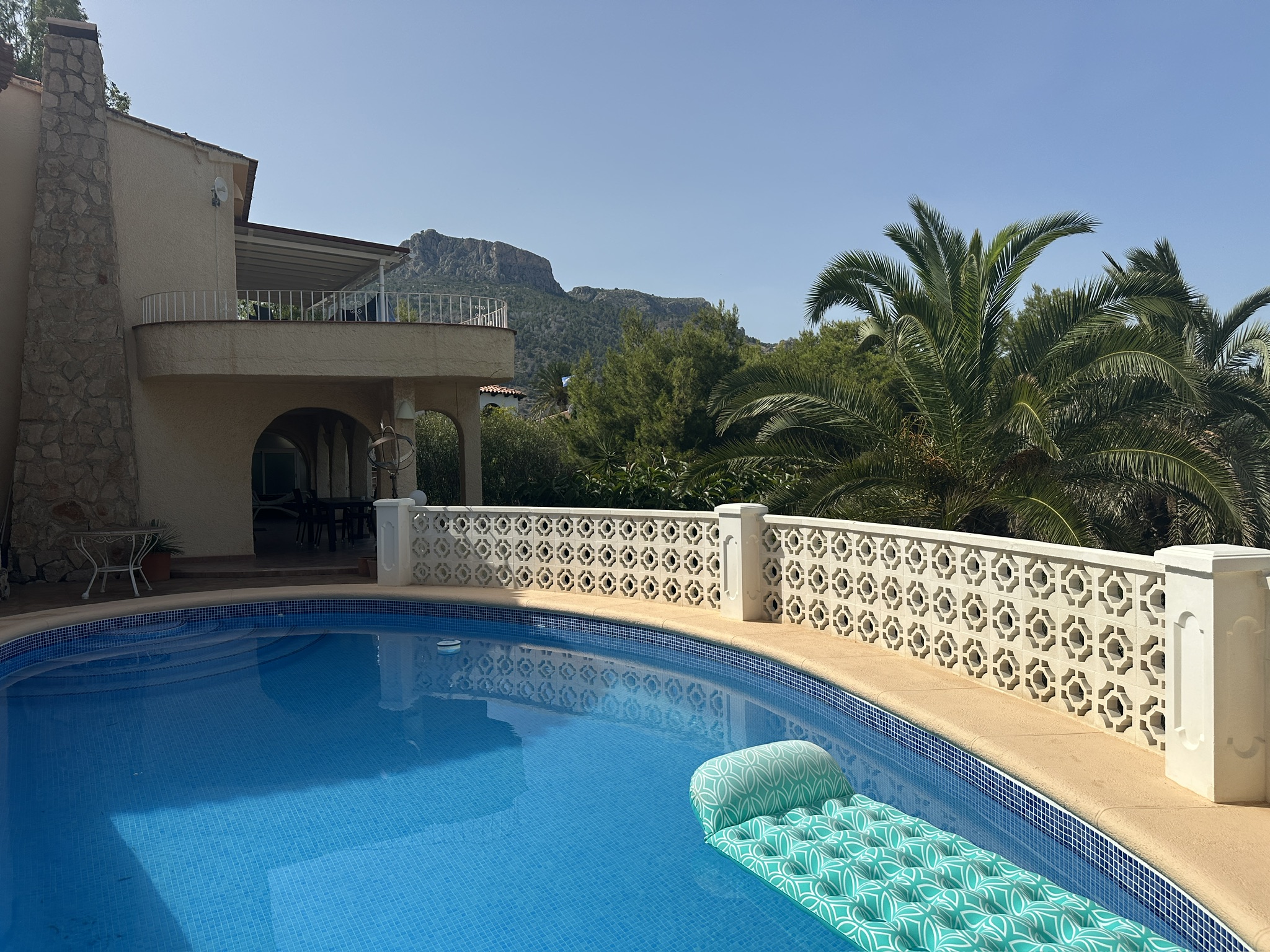Pool im Sonnenschein